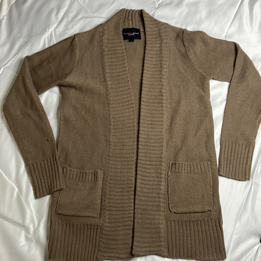 S beige cárdigan